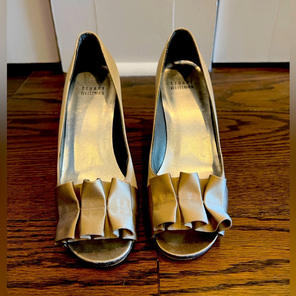 Stuart Weitzman satin heels. Beige. Size 6M